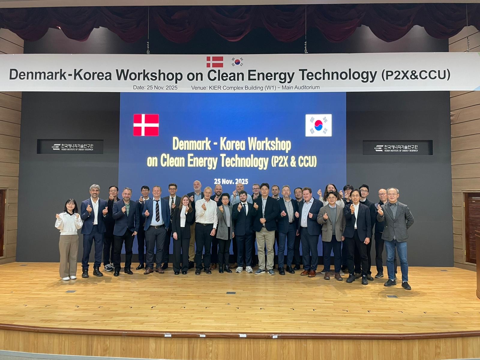 mennesker med hjelme i sydkorea på delegationstur