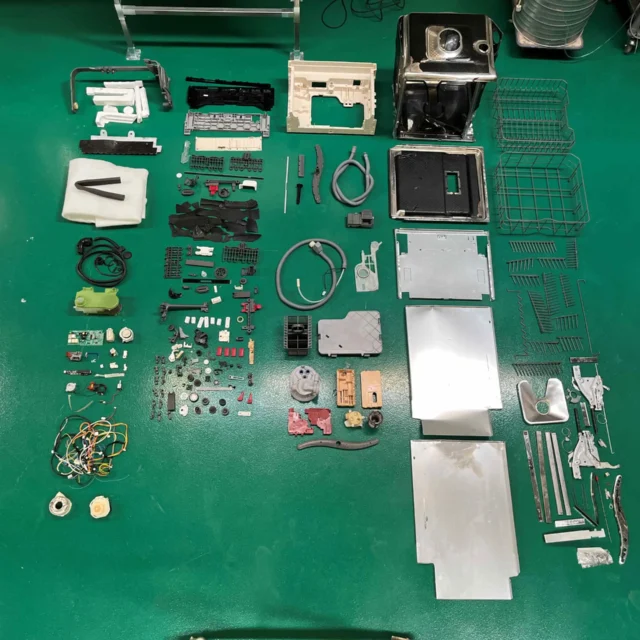 En samling køleskabe, vaskemaskiner, opvaskemaskiner og komfurer er adskilt. Enkeltdelene er vejet på Teknologisk Institut og skal nu have beregnet deres præcise klimaaftryk. Foto: Teknologisk Institut