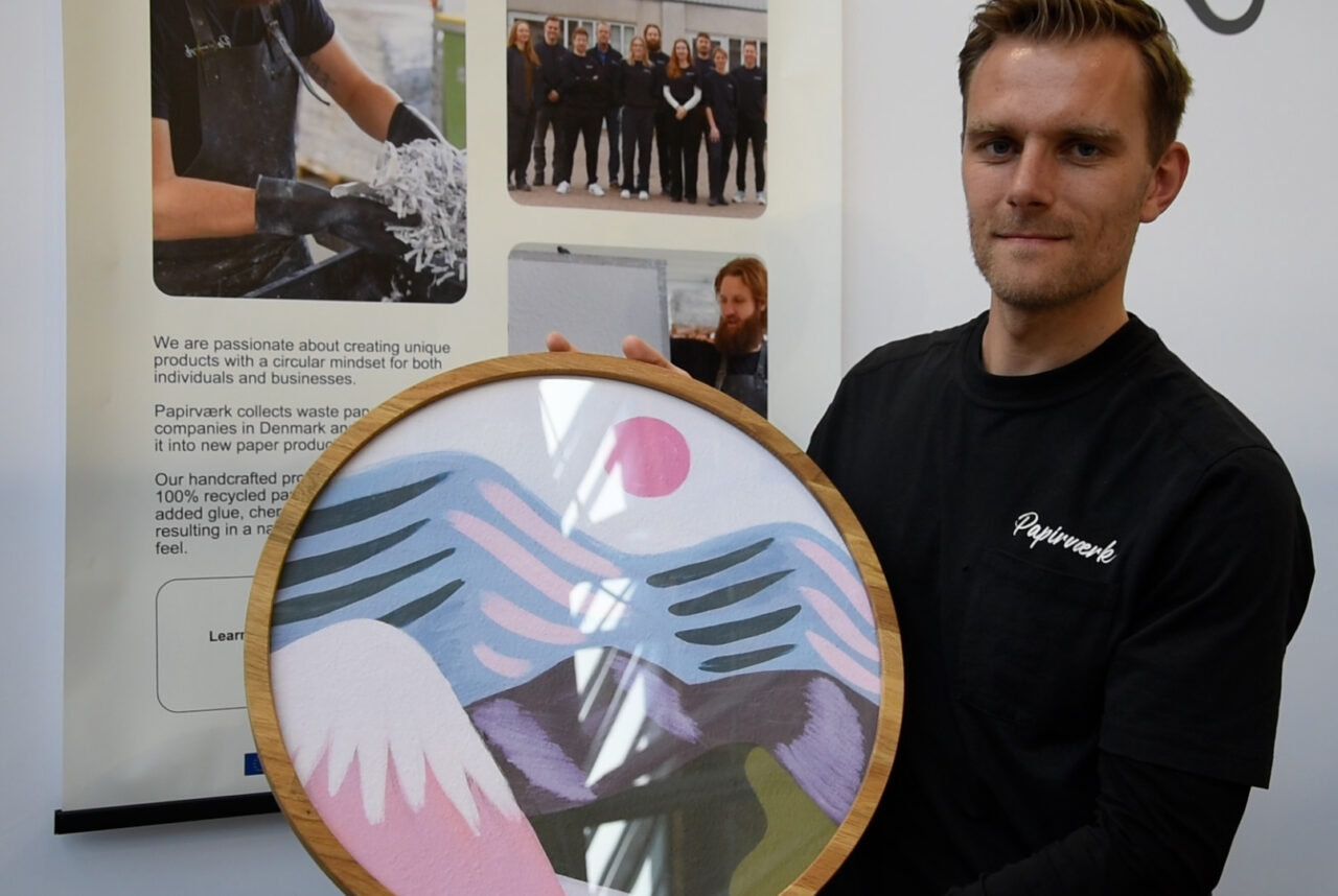 Jonas fra Papirværk viser deres produkt frem