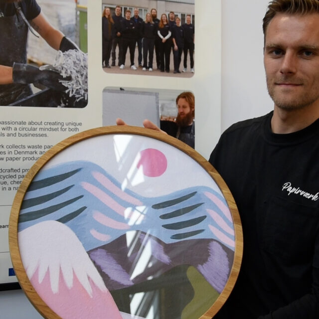 Jonas fra Papirværk viser deres produkt frem