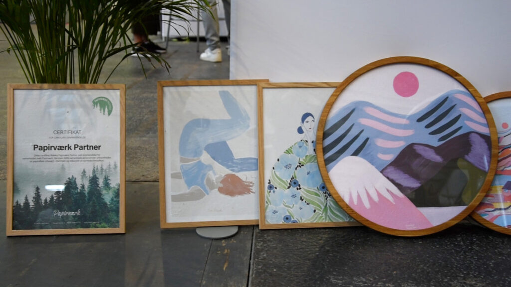 Papirværk plakater og billeder